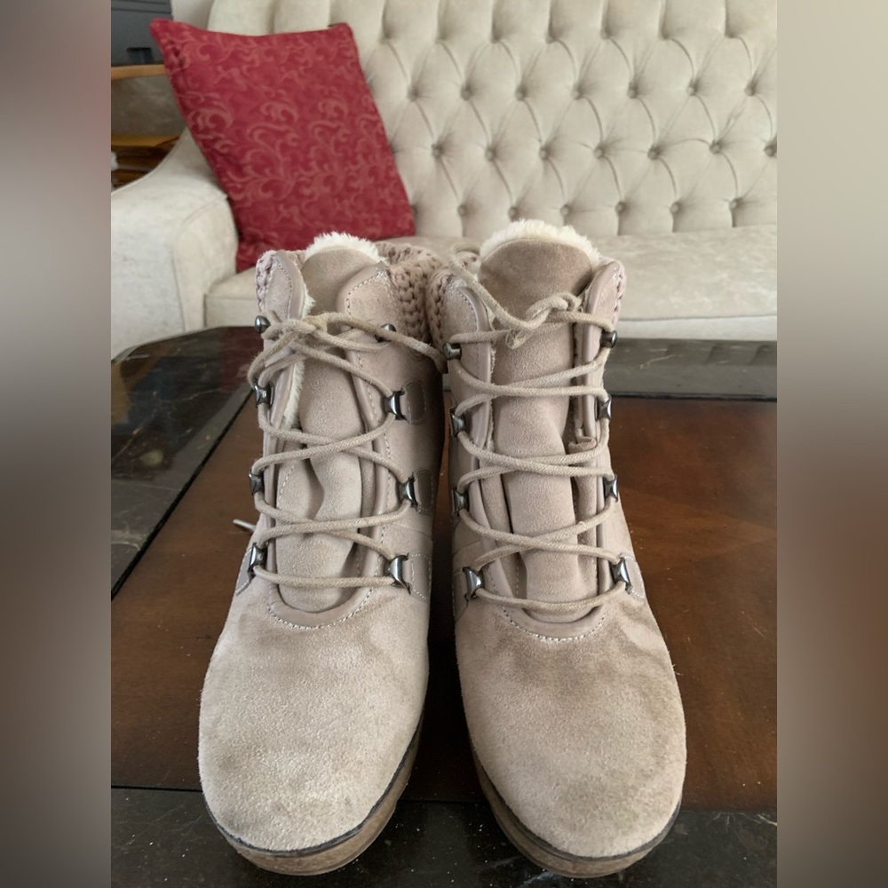 Cougar Women's Taupe Lace-Up Boots